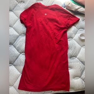 Lululemon swiftly Tshirt. Red sz 4